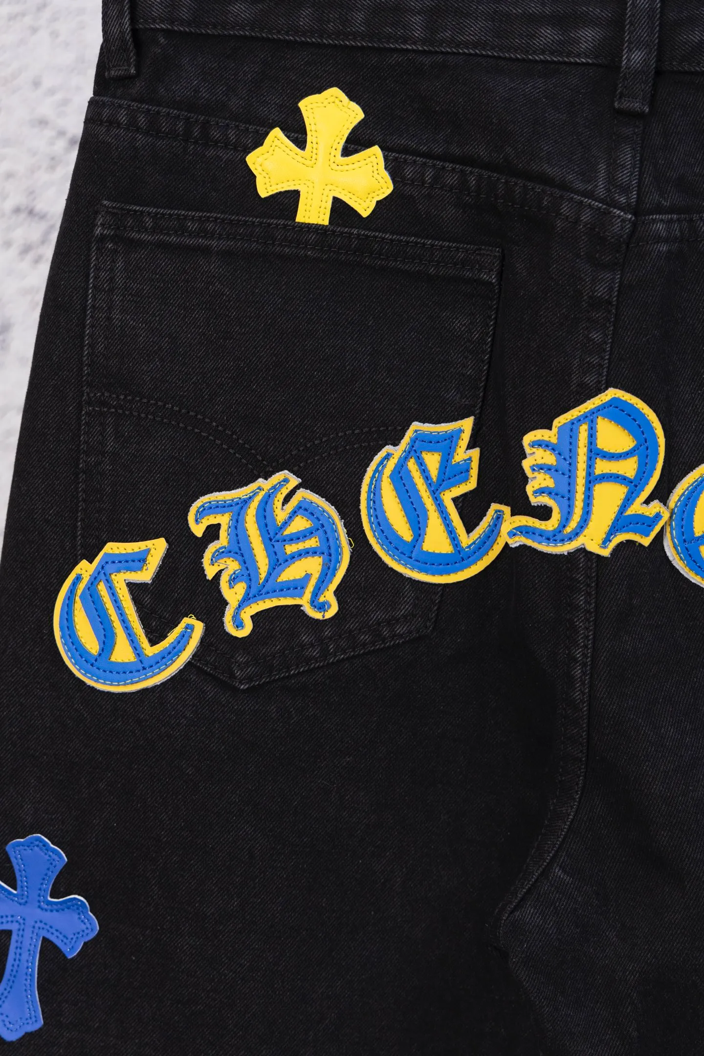 P240 CH Chromehearts limited edition yellow and blue cross patchwork leather black jeans, priced at 34W level, patchwork cross pattern embellishment, washed jeans! ! An absolutely high-end luxury product, a 1.9W-level god-level single product, a super popular product, made by top heavy industry, a magic weapon that cannot be missed! [About Zangyin] This is an extremely luxurious fashion brand that can also be called the aristocracy of the high street. It has always been an exclusive brand for some hipsters or rich second generations. Compared with ordinary high streets, it is more luxurious and noble. Compared with luxury brands, it is more fashionable and individual. It has always been a brand that I have a special liking for. [Top heavy industry fashion design] Consistently high-street luxury style. Speaking of this style, the Zangyin family and GU family are definitely the leading representative brands. Especially the Zangyin family has really achieved a state-of-the-art effect in creating high-street style. The unique washed material is used to create this style. The color system is already quite eye-catching. After it is decorated with patchwork cross flowers, it cleverly highlights the charm of the brand. Secondly, this style uses classic The high-waist cutting design highlights the long legs and fashionable temperament of the upper body. The brand is highly recognizable and the slim fit configuration is more suitable for daily wear. It is a product that interprets personality, fashion, and specifications at a glance. This single product is enough to make any fan excited. It can be a white T-shirt for a youthful college style, or a tight suspender for a royal style. It has strong matching ability and can be easily controlled by men.  [Materials and craftsmanship] Needless to say, this point goes without saying. As an excellent craftsman brand, Zangyin’s requirements for details and craftsmanship are really perfect. The washed color of this model has gone through so many processes, not to mention the embellishment of denim appliques. It is also purely hand-made and sewn. Just like what they believe in, only hand-made things have soul and have the meaning of wear. A top-notch heavy-duty fashionable denim item, I look forward to your perfect interpretation! !  Color: Black Size: 28-36